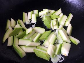 放入小西葫芦，翻炒均匀。