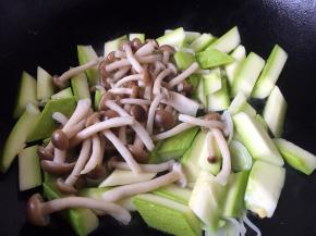 放入蟹蟹味菇，翻炒均匀。