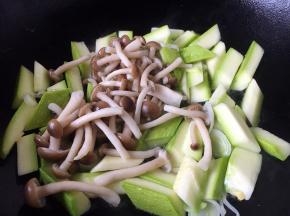 放入蟹蟹味菇，翻炒均匀。