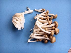 蟹味菇切去根部。