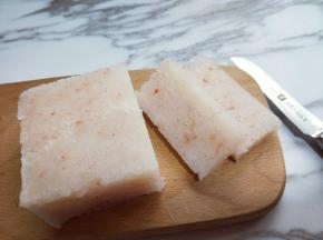 将南极麟虾切片。