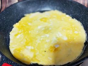 起油锅，(平底锅中刷上少许食用油)倒入打散的蛋液，小火煎蛋饼，煎至两面金黄即可。