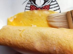 卷好后，接口处刷上少许蛋液。