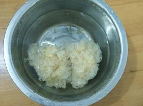 银耳提前泡发一个晚上。