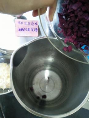 把紫薯倒入豆浆机。