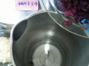 把紫薯倒入豆浆机。