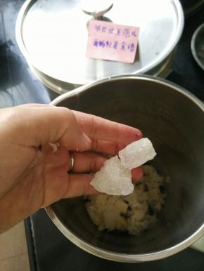放入冰糖和枸杞。