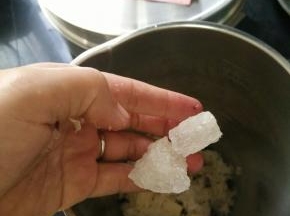 放入冰糖和枸杞。