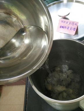 加入清水至1000毫升。豆浆机插电现在五谷键，再摁启动即可。