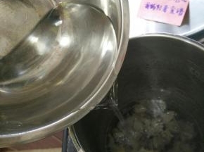 加入清水至1000毫升。豆浆机插电现在五谷键，再摁启动即可。