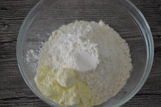 低筋粉、奶粉、泡打粉、盐放入碗里，混合均匀