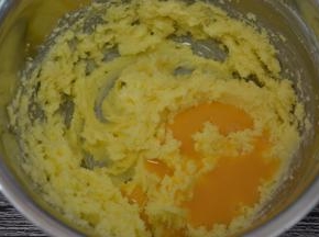 加入鸡蛋液，打至完全乳化（无油水分离状）