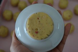 拿一个合适的碟子，把小面团按扁或者用手直接按扁也行，我觉得这样饼干更圆～更自然
然后170度预热烤箱