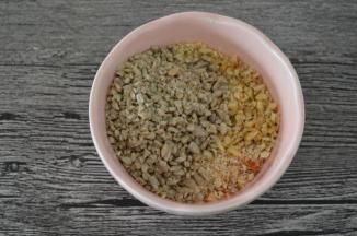 大杏仁切碎，核桃切碎，葵瓜子仁可切可不切。
果仁放一起，混合均匀