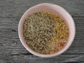 大杏仁切碎，核桃切碎，葵瓜子仁可切可不切。
果仁放一起，混合均匀