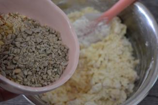 加入混合的果仁碎