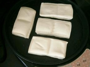 煎烤机刷一层薄油，放入豆腐，撒点盐。