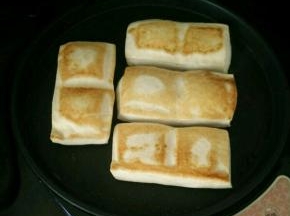 煎至两面金黄即可出锅。