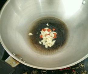 热锅凉油下蒜头和辣椒，煸炒一下。