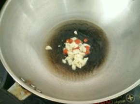 热锅凉油下蒜头和辣椒，煸炒一下。