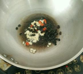 放入豆豉，继续煸炒片刻。
