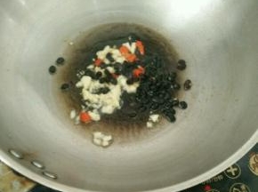 放入豆豉，继续煸炒片刻。