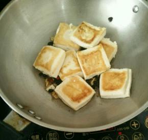 然后放入土豆。
