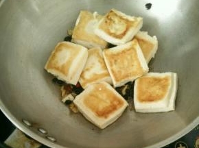 然后放入土豆。