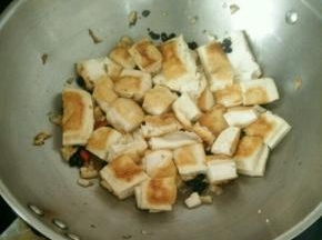 用锅铲切成小块。