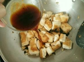 耗油、生抽、白糖和盐用适量水化开，倒在豆腐上面。