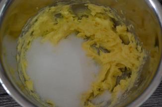 黄油软化至手指轻按有坑，但手指不沾油的那种。
用电动打蛋器低速把黄油打顺滑，
加入砂糖，打发至黄油颜色稍微变白，体积变蓬松。