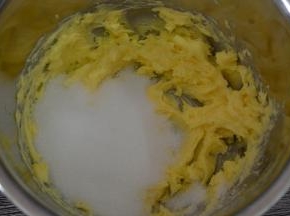 黄油软化至手指轻按有坑，但手指不沾油的那种。
用电动打蛋器低速把黄油打顺滑，
加入砂糖，打发至黄油颜色稍微变白，体积变蓬松。