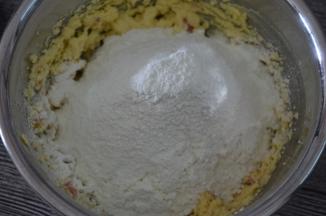 打至混合均匀，筛入混合粉，切拌至絮状