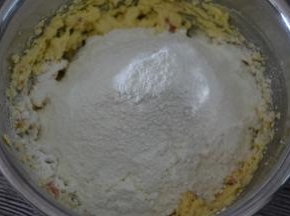 打至混合均匀，筛入混合粉，切拌至絮状