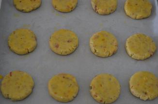 把饼干胚有间隔地排放到烤盘上，在饼干胚表面擦一层薄薄的蛋液，入烤箱，170度烤18分钟即可。