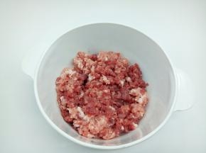 选择猪前腿肉，肥肉少一点，猪肉洗干净，去猪皮，切片，切好的猪肉片放搅拌机，搅拌成肉末