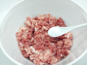 肉末加细盐五克