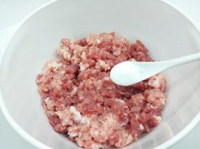 肉末加细盐五克