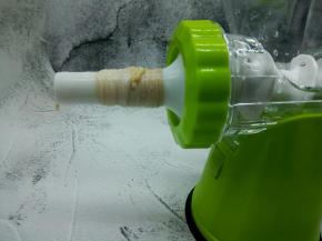 取羊肠衣3根，加清水，泡发2-3小时，最后半小时，可以换一下水，加的白酒去除肠衣的味，把肠衣套入工具，