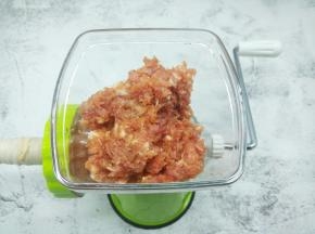 把搅打上劲后的肉馅装入灌肠器，