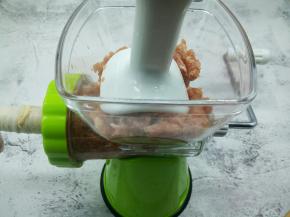 上面的推肉器一边要不断的挤