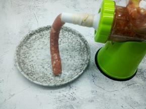 手要把手，一点点把肉泥罐入肠衣