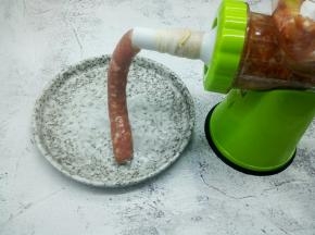 手要把手，一点点把肉泥罐入肠衣