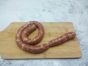 罐好的肠衣，每一节都绑上棉白线，用牙签每节肉肠扎几个小孔，防煎后爆裂，