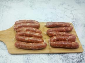 找一个衣架，挂通风地方晾至肠衣表皮干透（表面干爽微微起皱）