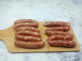 找一个衣架，挂通风地方晾至肠衣表皮干透（表面干爽微微起皱）