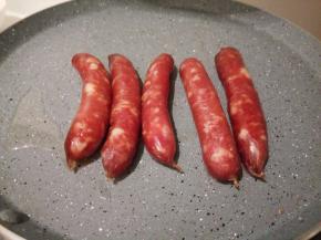 不粘锅刷一点点油，开小火，慢慢煎