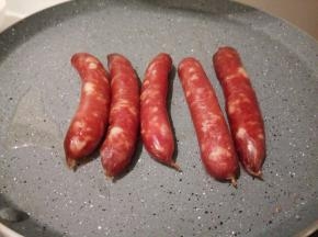 不粘锅刷一点点油，开小火，慢慢煎