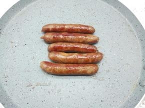 煎至烤肠表面微黄即可。