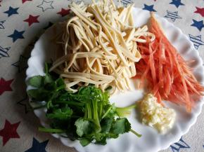 豆腐皮，胡萝卜切丝，香菜切段，大蒜切粒。